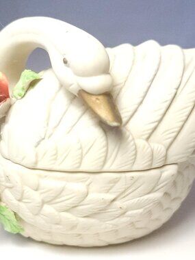 Giftcraft 1980s Porcelain Swan Trinket Box Taiwan